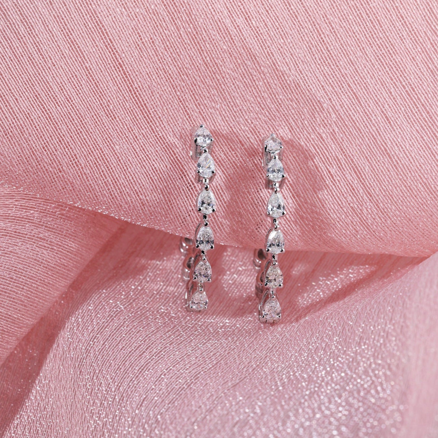 SPARKLING PEAR FANCY EARRING